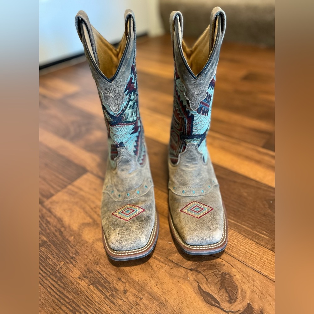 Laredo cowgirl boots